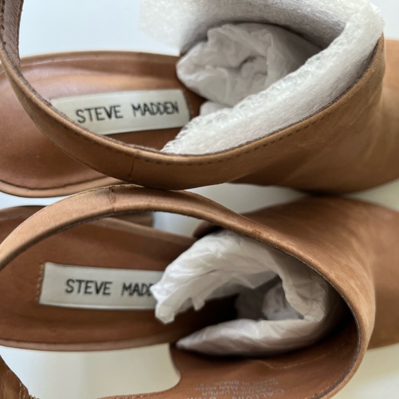 Steve Madden Callvin Peep Toe Sandal - Picture 4 of 10